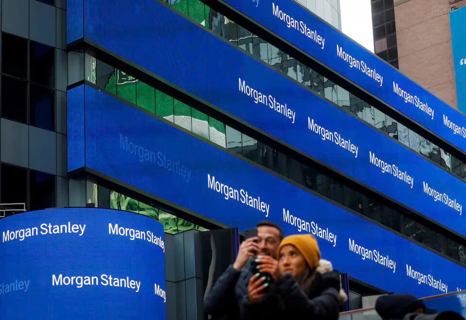 Mọi người chụp ảnh bên tòa nhà Morgan Stanley tại Quảng trường Thời đại ở Thành phố New York, New York, Hoa Kỳ, ngày 20 tháng 2 năm 2020Mỹ