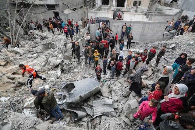 Người Palestine tập trung tại địa điểm Israel không kích một ngôi nhà khi lực lượng cứu hộ cố gắng đưa những người thương vong ra khỏi đống đổ nát, tại Jabalia ở phía bắc Dải Gaza ngày 13 tháng 4 năm 2025