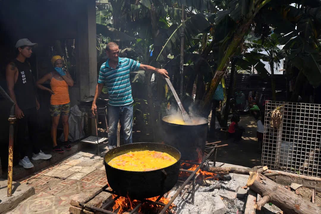 Công nhân chuẩn bị khẩu phần ăn ở sân sau nhà của nhà bất đồng chính kiến người Cuba Jose Daniel Ferrer, người sáng lập nhóm đối lập Liên minh Yêu nước Quốc gia Cuba (UNPACU), tại Santiago, Cuba ngày 8 tháng 4 năm 2025.