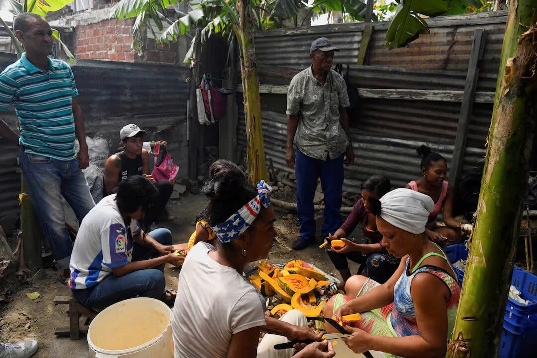 Công nhân chuẩn bị khẩu phần ăn ở sân sau nhà của nhà bất đồng chính kiến người Cuba Jose Daniel Ferrer, người sáng lập nhóm đối lập Liên minh Yêu nước Quốc gia Cuba (UNPACU), tại Santiago, Cuba ngày 8 tháng 4 năm 2025.
