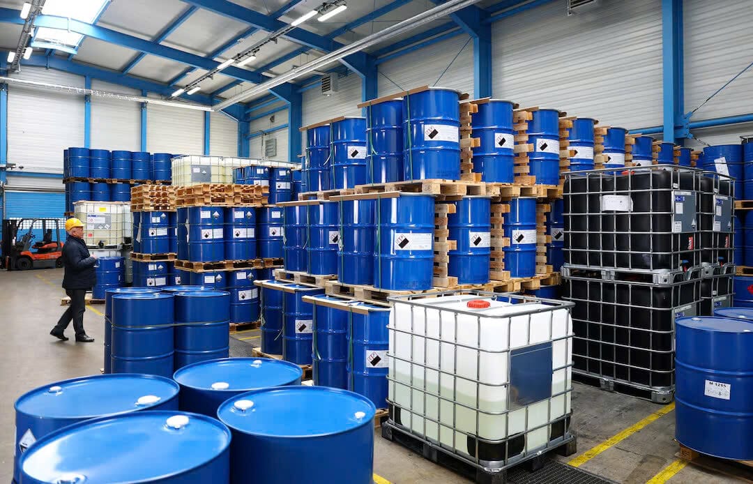 Klaus Paur, giám đốc điều hành của nhà sản xuất hàng hóa công nghiệp hóa chất Leuna-Harze, đang xem các thùng trong kho tại nhà máy của họ, tại khu công nghiệp InfraLeuna, ở Leuna, Đức, ngày 2 tháng 4 năm 2025.