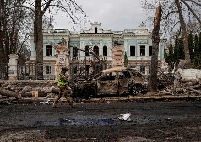 Một quân nhân Ukraine đi bộ tại địa điểm xảy ra cuộc tấn công bằng tên lửa của Nga, trong bối cảnh Nga tấn công Ukraine, tại Sumy, Ukraine ngày 13 tháng 4 năm 2025.
