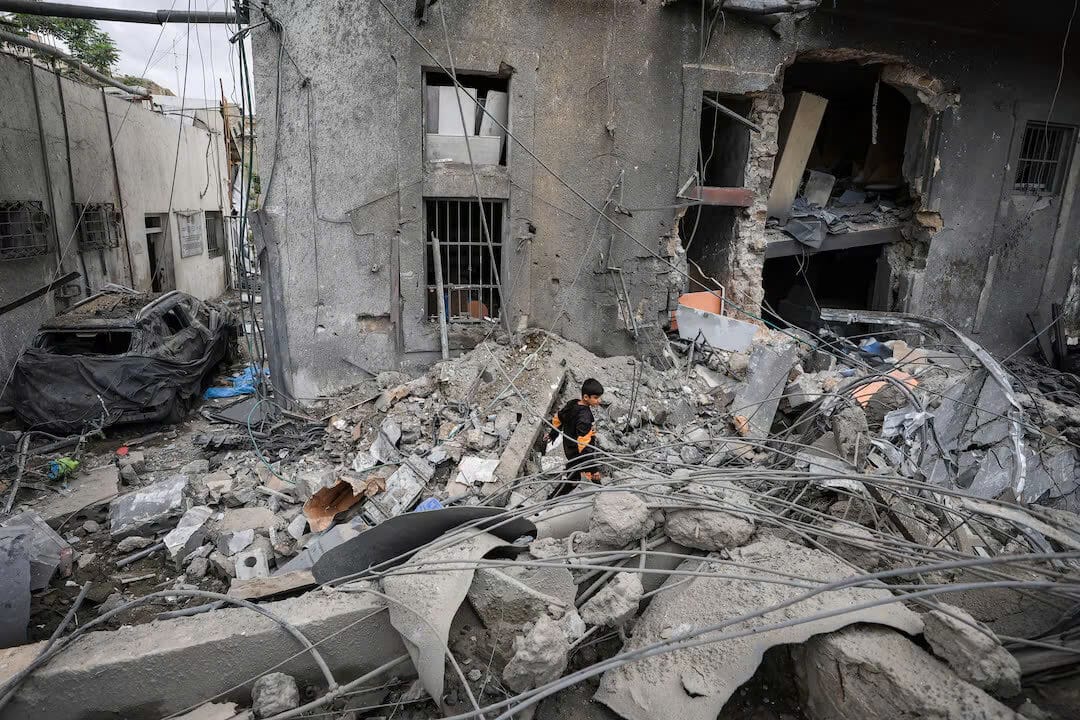 Một cậu bé người Palestine đang kiểm tra thiệt hại sau khi hai tên lửa của Israel bắn trúng một tòa nhà bên trong Bệnh viện Al-Ahli Arab Baptist, ngay sau khi bệnh nhân được sơ tán sau cuộc gọi từ một người tự nhận là nhân viên an ninh Israel, tại Thành phố Gaza, ngày 13 tháng 4 năm 2025