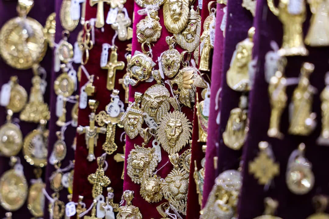 ồ trang sức được trưng bày tại Popular Jewelry ở Chinatown tại Thành phố New York, Hoa Kỳ, ngày 16 tháng 4 năm 2025