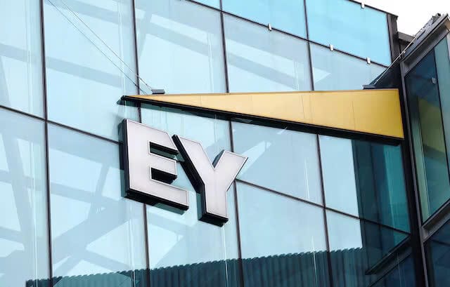 Logo công ty EY được nhìn thấy tại trụ sở chính của họ ở London, Anh, ngày 16 tháng 4 năm 2023.