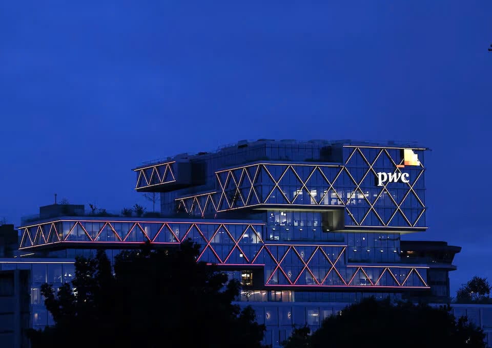 Logo của công ty kế toán PricewaterhouseCoopers (PwC) được nhìn thấy trên đỉnh văn phòng của công ty tại Brussels, ở Diegem, Bỉ ngày 21 tháng 9 năm 2023.
