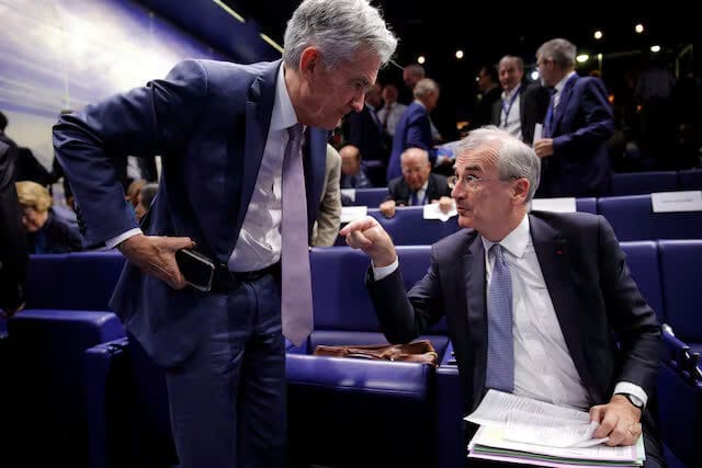 Thống đốc Ngân hàng Pháp Francois Villeroy de Galhau trò chuyện với Chủ tịch Hội đồng Dự trữ Liên bang Jerome Powell vào cuối phiên họp đầu tiên của hội nghị có tên "Bretton Woods: 75 năm sau" tại Paris, Pháp, ngày 16 tháng 7 năm 2019.
