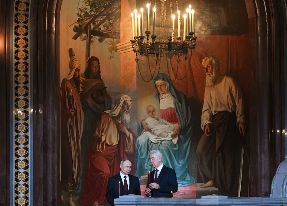 Tổng thống Nga Vladimir Putin và Thị trưởng Moscow Sergei Sobyanin tham dự buổi lễ Phục sinh Chính thống giáo tại Nhà thờ Chúa Cứu thế ở Moscow, Nga ngày 20 tháng 4 năm 2025. Sputnik/Ramil Sitdikov/Pool qua REUTERS