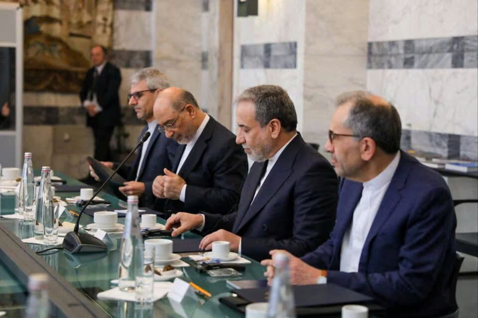 Bộ trưởng Ngoại giao Iran Abbas Araqchi tham dự cuộc họp với Bộ trưởng Ngoại giao Ý Antonio Tajani (không có trong ảnh) tại Rome, ngày 19 tháng 4 năm 2025.