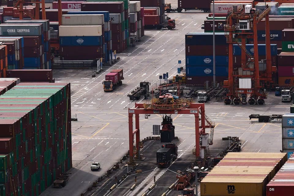 Một chiếc xe tải chở container di chuyển tại cảng Yantian ở Thâm Quyến, tỉnh Quảng Đông, Trung Quốc ngày 17 tháng 4 năm 2025