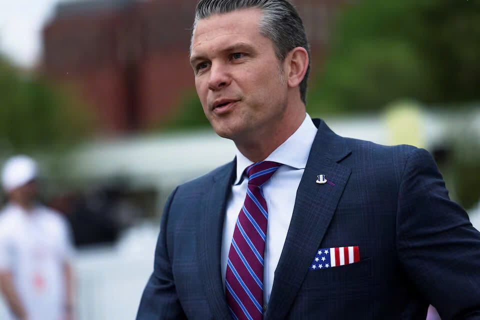 Bộ trưởng Quốc phòng Hoa Kỳ Pete Hegseth và vợ Jennifer Rauchet tham dự sự kiện Lăn trứng Phục sinh thường niên tại Nhà Trắng, tại Bãi cỏ phía Nam của Nhà Trắng ở Washington, DC, Hoa Kỳ, ngày 21 tháng 4 năm 2025.