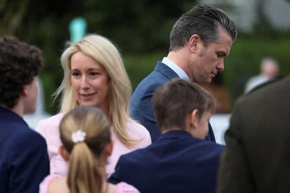 Bộ trưởng Quốc phòng Hoa Kỳ Pete Hegseth và vợ Jennifer Rauchet tham dự sự kiện Lăn trứng Phục sinh thường niên tại Nhà Trắng, tại Bãi cỏ phía Nam của Nhà Trắng ở Washington, DC, Hoa Kỳ, ngày 21 tháng 4 năm 2025.