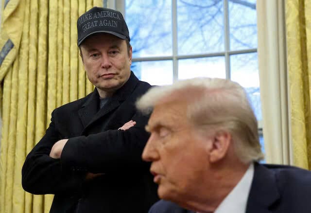 Elon Musk lắng nghe Tổng thống Hoa Kỳ Donald Trump phát biểu tại Phòng Bầu dục của Nhà Trắng ở Washington, DC, Hoa Kỳ, ngày 11 tháng 2 năm 2025.