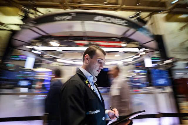 Các nhà giao dịch làm việc trên sàn giao dịch tại Sàn giao dịch chứng khoán New York (NYSE) ở Thành phố New York, Hoa Kỳ, ngày 23 tháng 4 năm 2025Mỹ
