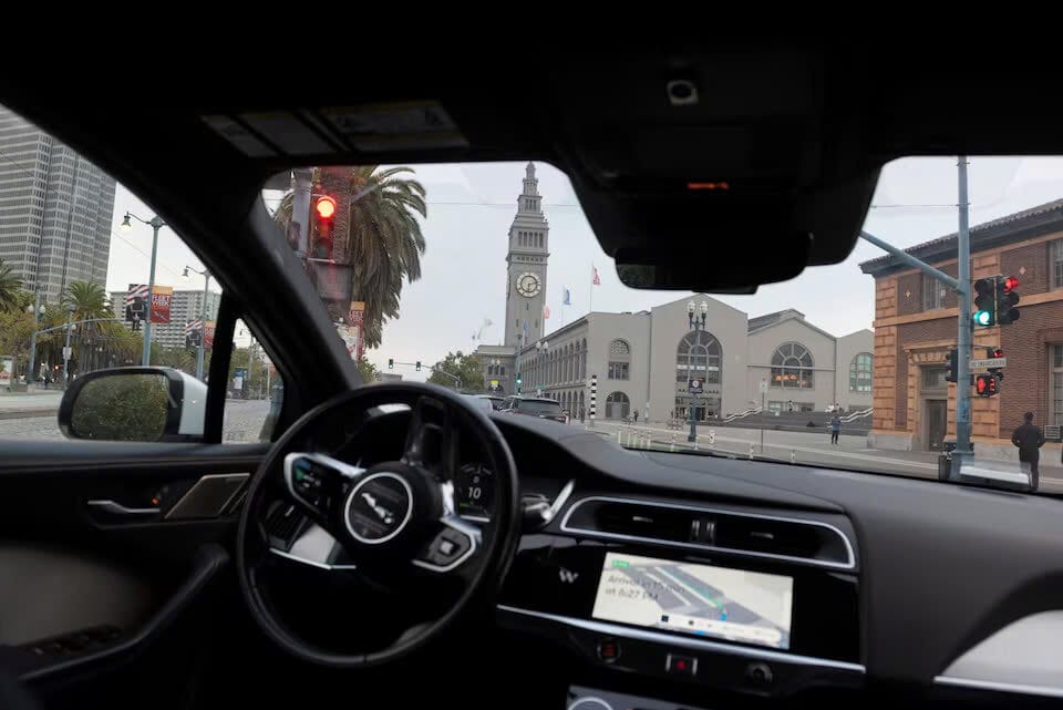 Một chiếc taxi không người lái Waymo chạy qua trung tâm thành phố San Francisco, California, Hoa Kỳ, ngày 28 tháng 9 năm 2024.