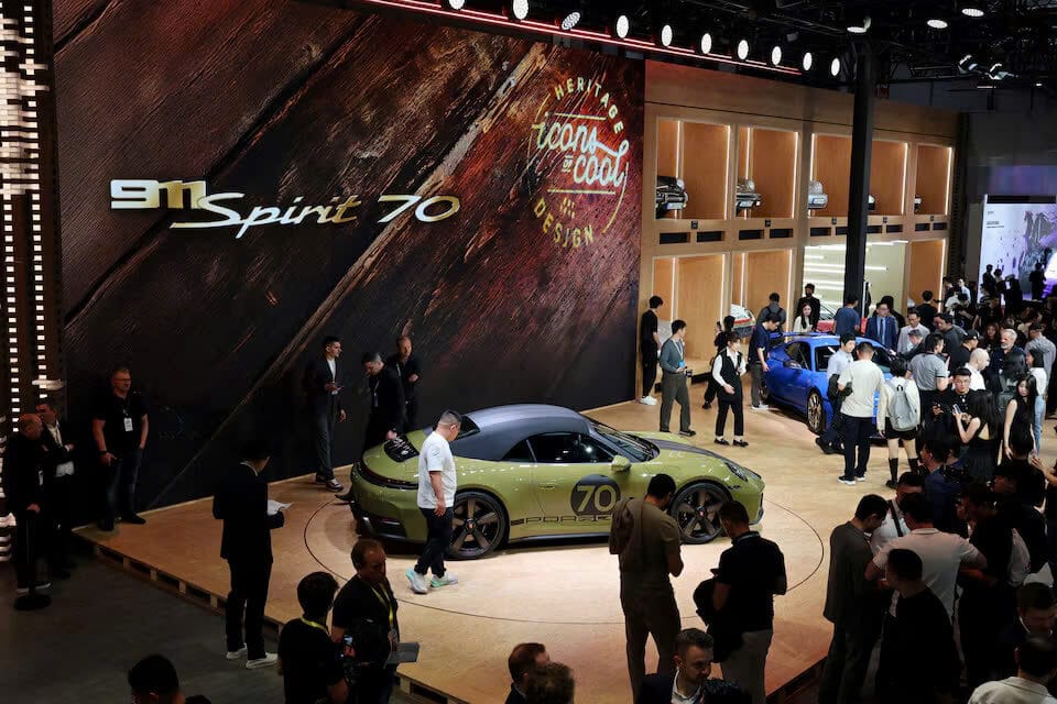 Mọi người đứng gần chiếc Porsche 911 Spirit 70 mui trần mới trong ngày dành cho giới truyền thông tại triển lãm ô tô Thượng Hải ở Thượng Hải, Trung Quốc ngày 23 tháng 4 năm 2025.