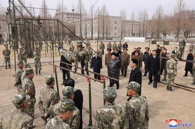Nhà lãnh đạo Triều Tiên Kim Jong Un đang theo dõi một học viên tập xà kép trong chuyến thăm Học viện Quân sự Kang Kon, tại Bình Nhưỡng, Triều Tiên, ngày 25 tháng 2 năm 2025, trong bức ảnh do Hãng thông tấn Trung ương Triều Tiên công bố.