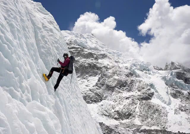 Một người leo núi đang giữ sợi dây thừng trong một buổi leo núi băng tại trại Everest, Nepal ngày 15 tháng 4 năm 2025