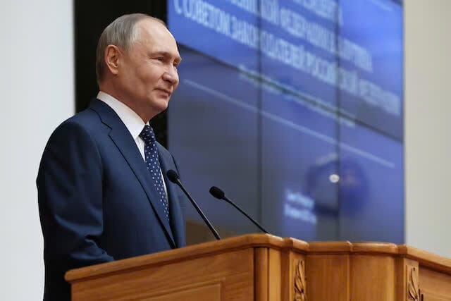 Tổng thống Nga Vladimir Putin phát biểu tại cuộc họp của Hội đồng Lập pháp Liên bang tại Saint Petersburg, Nga ngày 28 tháng 4 năm 2025.