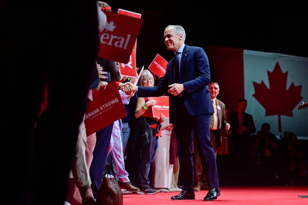 Thủ tướng Canada Mark Carney chào đón mọi người trên sân khấu trong một sự kiện tại trụ sở đêm bầu cử của Đảng Tự do ở Ottawa, Ontario, Canada ngày 29 tháng 4 năm 2025