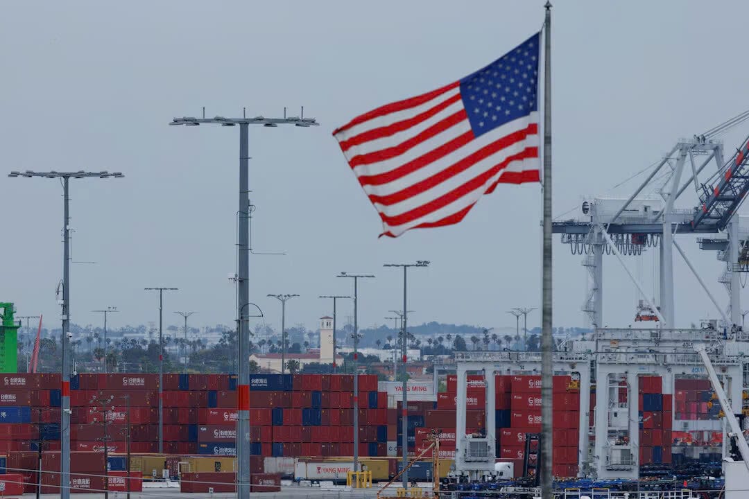Một lá cờ Hoa Kỳ tung bay gần các container vận chuyển của Trung Quốc tại Cảng Los Angeles, ở San Pedro, California, Hoa Kỳ, ngày 1 tháng 5 năm 2025Mỹ