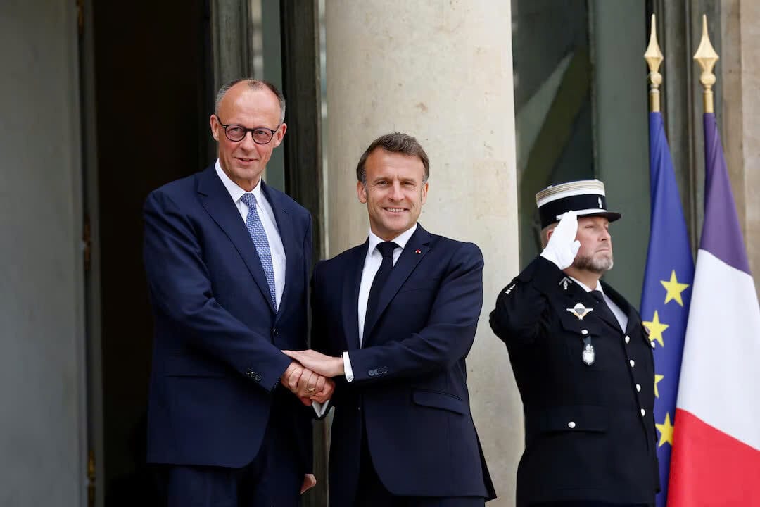 Tổng thống Pháp Emmanuel Macron bắt tay Thủ tướng Đức mới đắc cử Friedrich Merz khi ông đến dự một cuộc họp tại Điện Elysee ở Paris, Pháp, ngày 7 tháng 5 năm 2025