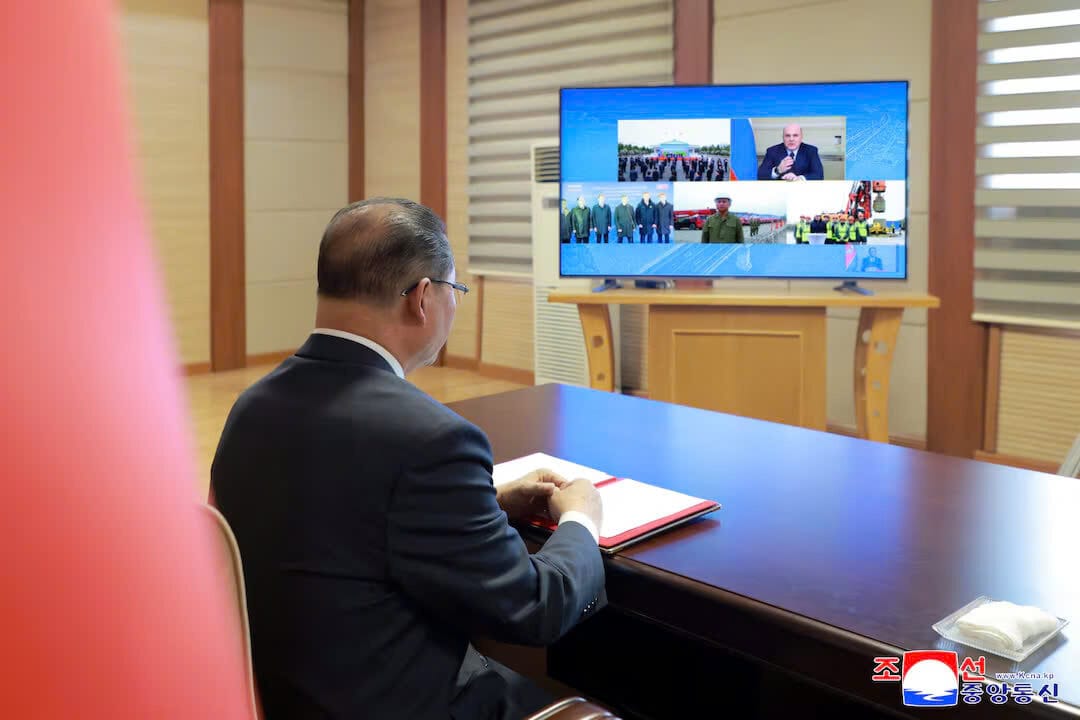 Thủ tướng Triều Tiên Pak Thae Song tham gia cùng Thủ tướng Nga Mikhail Mishustin qua hội nghị truyền hình để tham dự lễ động thổ xây dựng cây cầu đường bộ mới bắc qua sông Tumen, nối liền Triều Tiên với Nga, tại Bình Nhưỡng, Triều Tiên, ngày 30 tháng 4 năm 2025,