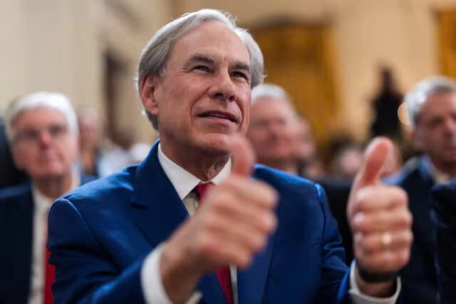 Thống đốc Texas Greg Abbott giơ ngón tay cái lên trong sự kiện ký lệnh hành pháp đóng cửa Bộ Giáo dục của Tổng thống Hoa Kỳ Donald Trump, tại Phòng phía Đông Nhà Trắng ở Washington, DC, Hoa Kỳ, ngày 20 tháng 3 năm 2025