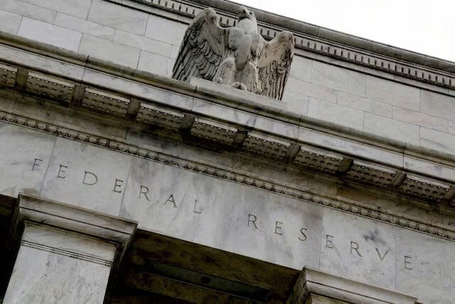 Một con đại bàng trên đỉnh mặt tiền tòa nhà Cục Dự trữ Liên bang Hoa Kỳ tại Washington, ngày 31 tháng 7 năm 2013.