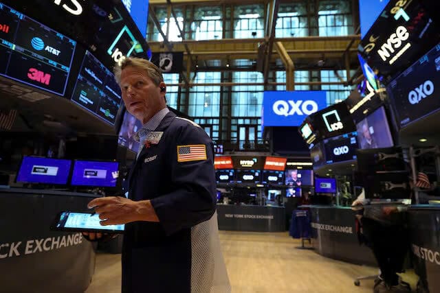 Các nhà giao dịch làm việc trên sàn giao dịch tại Sàn giao dịch chứng khoán New York (NYSE) ở Thành phố New York, Hoa Kỳ, ngày 30 tháng 4 năm 2025.