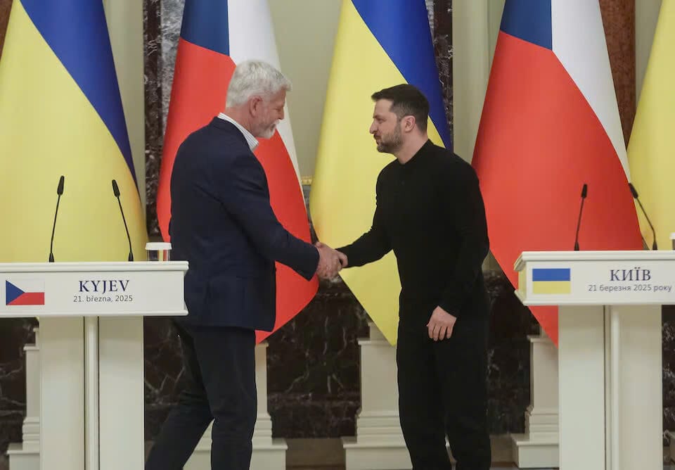 Tổng thống Séc Petr Pavel và Tổng thống Ukraine Volodymyr Zelenskiy bắt tay nhau sau cuộc họp báo chung, giữa lúc Nga tấn công Ukraine, tại Kyiv, Ukraine ngày 21 tháng 3 năm 2025.