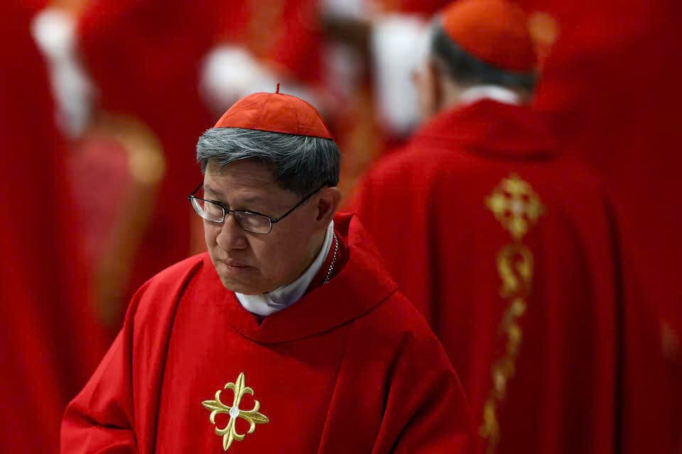 Đức Hồng y Luis Antonio Tagle tham dự Thánh lễ tưởng niệm Đức Giáo hoàng Phanxicô vào ngày thứ năm của Novendiali (chín ngày để tang sau lễ tang của Đức Giáo hoàng) tại Vương cung thánh đường Thánh Phêrô ở Vatican, ngày 30 tháng 4 năm 2025.