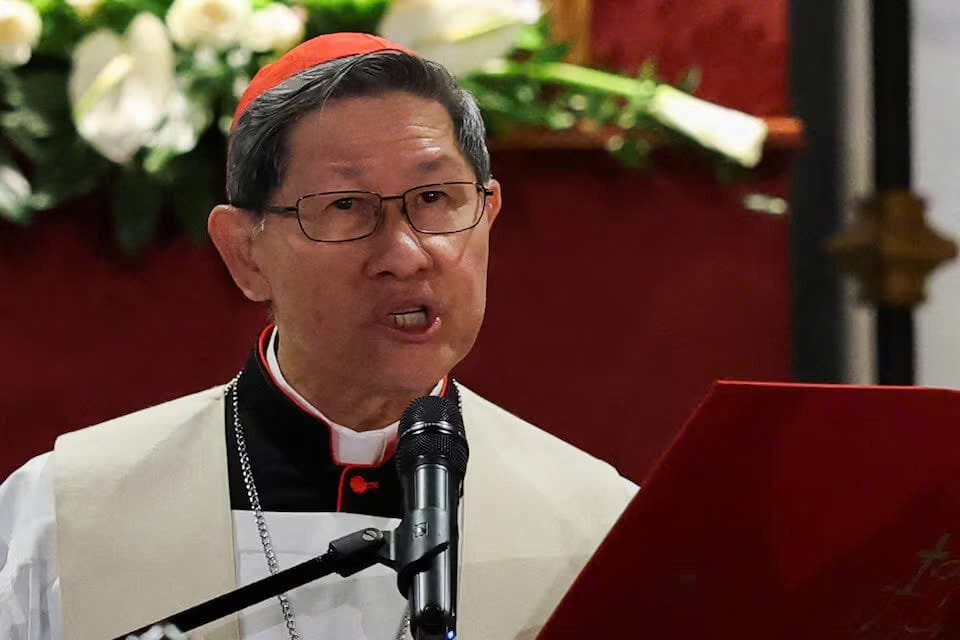 Đức Hồng Y Luis Antonio Tagle chủ trì buổi lần hạt Mân Côi cầu nguyện cho Đức Giáo Hoàng Phanxicô bên ngoài Vương cung thánh đường Đức Mẹ Maria Cả (Santa Maria Maggiore), sau khi Đức Giáo Hoàng qua đời, tại Rome, Ý, ngày 24 tháng 4 năm 2025
