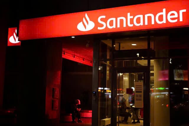 Logo của Ngân hàng Santander Bank Polska được nhìn thấy trên chi nhánh của ngân hàng này ở trung tâm Warsaw, Ba Lan, ngày 5 tháng 3 năm 2025