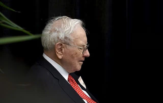 Tổng giám đốc điều hành Berkshire Hathaway Warren Buffett chơi bài bridge trong cuộc họp thường niên của Berkshire tại Omaha, Nebraska ngày 3 tháng 5 năm 2015.