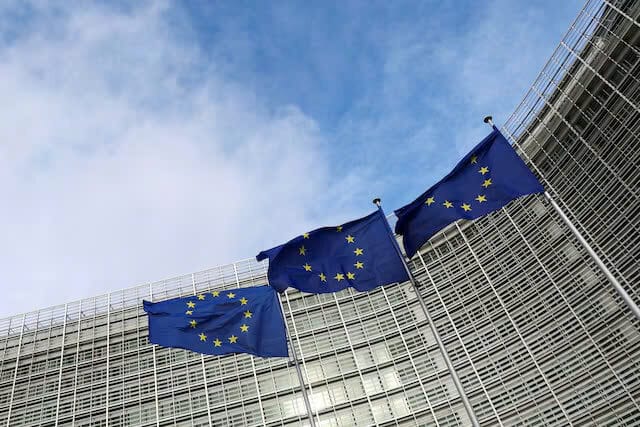 Cờ Liên minh Châu Âu tung bay bên ngoài Ủy ban Châu Âu tại Brussels, Bỉ ngày 8 tháng 11 năm 2023.