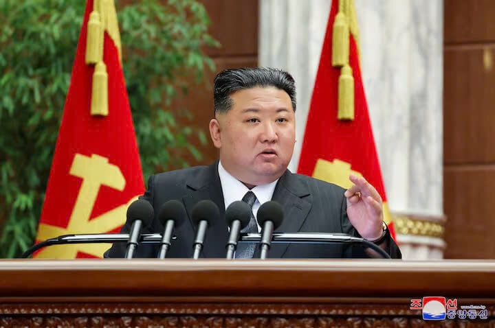 Nhà lãnh đạo Triều Tiên Kim Jong Un phát biểu trong một cuộc họp của đảng cầm quyền nước này, tại Bình Nhưỡng, Triều Tiên, trong bức ảnh này được công bố vào ngày 29 tháng 12 năm 2024 bởi Cơ quan Thông tấn Trung ương Triều Tiên.