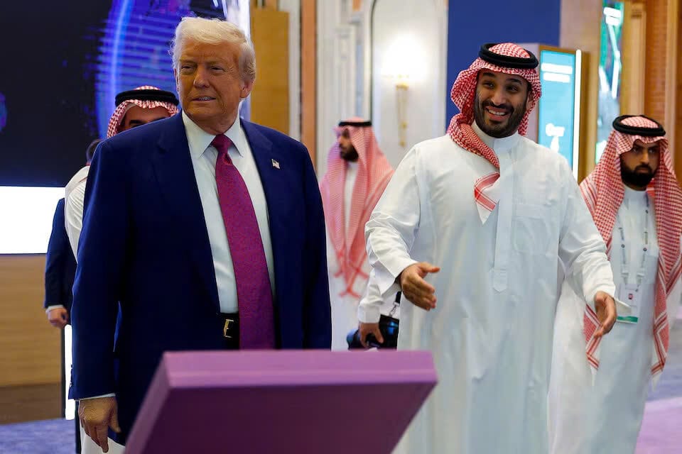 Thái tử Ả Rập Saudi Mohammed Bin Salman phản ứng bên cạnh Tổng thống Hoa Kỳ Donald Trump trong Diễn đàn đầu tư Ả Rập Saudi-Hoa Kỳ, tại Riyadh, Ả Rập Saudi, ngày 13 tháng 5 năm 2025.