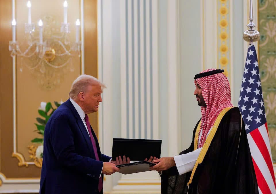 Tổng thống Hoa Kỳ Donald Trump và Thái tử kiêm Thủ tướng Saudi Arabia Mohammed Bin Salman trao đổi Biên bản ghi nhớ (MOU) trong một buổi lễ tại Cung điện Hoàng gia ở Riyadh, Saudi Arabia, ngày 13 tháng 5 năm 2025