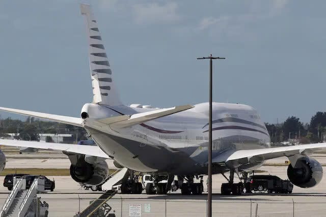 Đoàn xe hộ tống Tổng thống Hoa Kỳ Donald Trump đỗ cạnh chiếc Boeing 747-8 do Qatar sở hữu, đã 12 năm tuổi, mà Trump đang tham quan ở West Palm Beach, Florida, Hoa Kỳ, ngày 15 tháng 2 năm 2025.