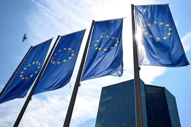 Cờ EU tung bay trước trụ sở Ngân hàng Trung ương Châu Âu (ECB) tại Frankfurt, Đức ngày 18 tháng 7 năm 2024
