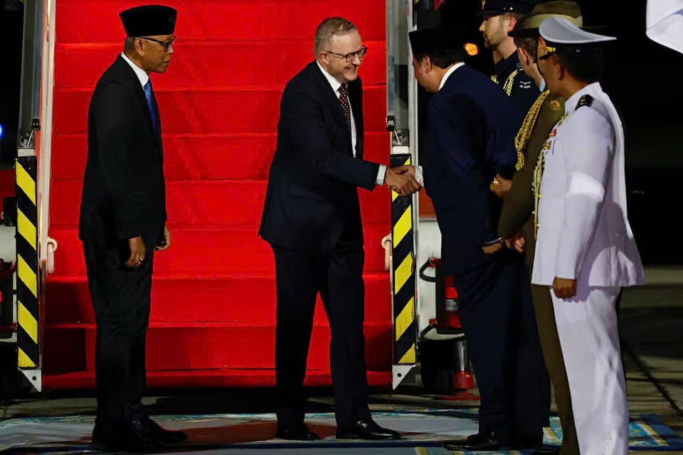Thủ tướng Australia Anthony Albanese bắt tay Airlangga Hartarto, Bộ trưởng kinh tế Indonesia, khi ông đến căn cứ không quân quân sự Halim Perdanakusuma ở Jakarta, Indonesia, ngày 14 tháng 5 năm 2025.