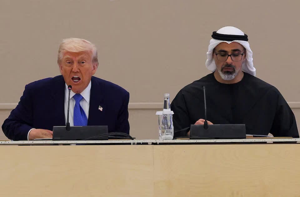 Tổng thống Hoa Kỳ Donald Trump phát biểu bên cạnh Thái tử Abu Dhabi Sheikh Khaled bin Mohamed bin Zayed Al Nahyan trong cuộc thảo luận bàn tròn, tại diễn đàn kinh doanh ở Qasr Al Watan, trong chặng dừng chân cuối cùng của chuyến thăm vùng Vịnh, tại Abu Dhabi, Các Tiểu vương quốc Ả Rập Thống nhất, ngày 16 tháng 5 năm 2025.