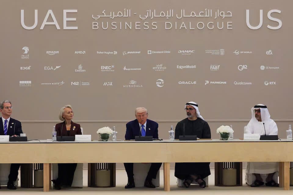 Tổng thống Hoa Kỳ Donald Trump phát biểu bên cạnh Thái tử Abu Dhabi Sheikh Khaled bin Mohamed bin Zayed Al Nahyan, Bộ trưởng Tài chính Hoa Kỳ Scott Bessent và Đại sứ Hoa Kỳ tại UAE Martina A. Strong trong một cuộc thảo luận bàn tròn, tại một diễn đàn kinh doanh tại Qasr Al Watan, trong điểm dừng chân cuối cùng của chuyến thăm vùng Vịnh của ông, tại Abu Dhabi, Các Tiểu vương quốc Ả Rập Thống nhất, ngày 16 tháng 5 năm 2025.
