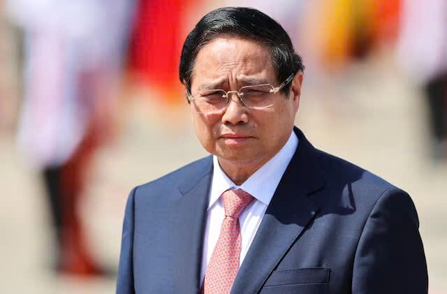 Thủ tướng Việt Nam Phạm Minh Chính chờ Chủ tịch Trung Quốc Tập Cận Bình đến trước khi khởi hành, sau chuyến thăm Hà Nội tại Sân bay quốc tế Nội Bài ở Việt Nam, ngày 15 tháng 4 năm 2025.